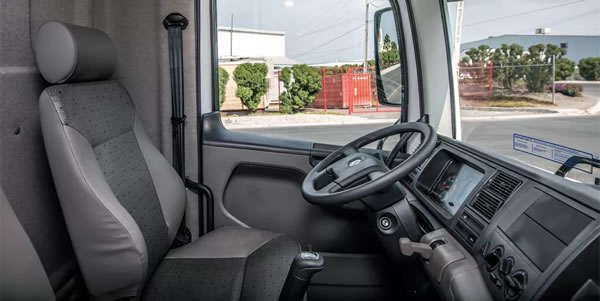 Interior de la cabina del Volkswagen Constellation 17.280 Tracto.