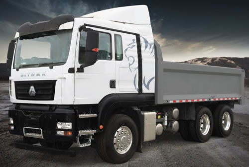 Camión Sinotruk Sitrak 360 capacidad 25 toneladas con plataforma materialista.