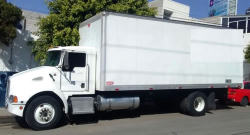 Kenworth T370 con caja mudancera.